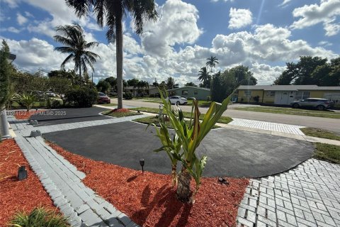 House in Lauderdale Lakes, Florida 4 bedrooms, 136.85 sq.m. № 1982644 - photo 11