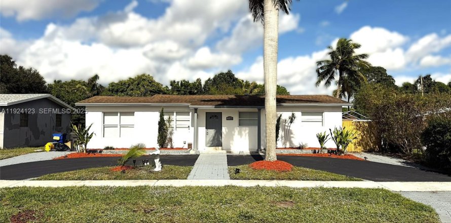 House in Lauderdale Lakes, Florida 4 bedrooms, 136.85 sq.m. № 1982644