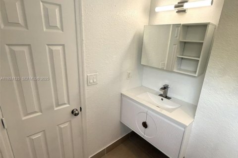 House in Lauderdale Lakes, Florida 4 bedrooms, 136.85 sq.m. № 1982644 - photo 28