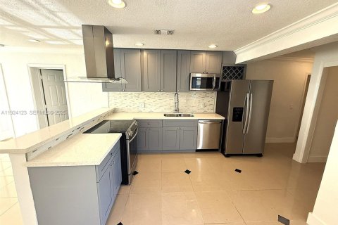 House in Lauderdale Lakes, Florida 4 bedrooms, 136.85 sq.m. № 1982644 - photo 12