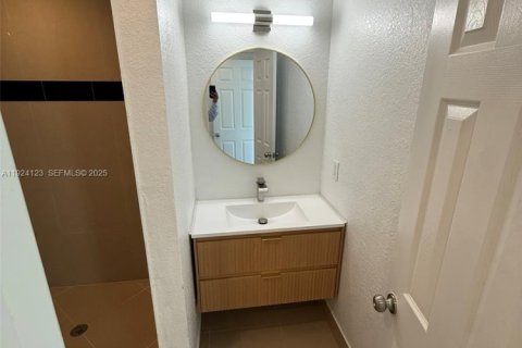 House in Lauderdale Lakes, Florida 4 bedrooms, 136.85 sq.m. № 1982644 - photo 22