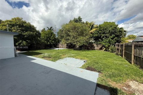 House in Lauderdale Lakes, Florida 4 bedrooms, 136.85 sq.m. № 1982644 - photo 2