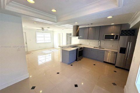 House in Lauderdale Lakes, Florida 4 bedrooms, 136.85 sq.m. № 1982644 - photo 13