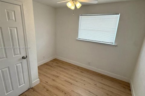 House in Lauderdale Lakes, Florida 4 bedrooms, 136.85 sq.m. № 1982644 - photo 20