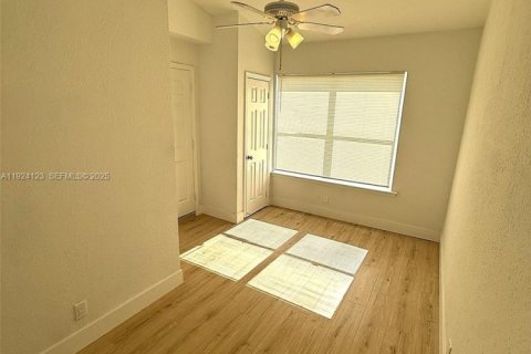 House in Lauderdale Lakes, Florida 4 bedrooms, 136.85 sq.m. № 1982644 - photo 16