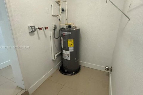 House in Lauderdale Lakes, Florida 4 bedrooms, 136.85 sq.m. № 1982644 - photo 29