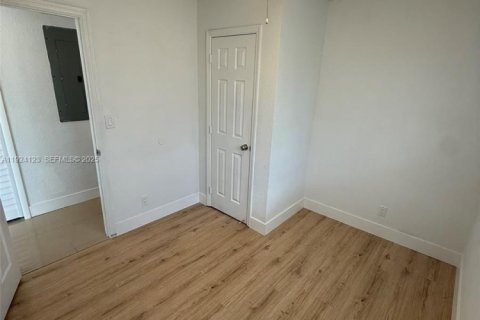 House in Lauderdale Lakes, Florida 4 bedrooms, 136.85 sq.m. № 1982644 - photo 21