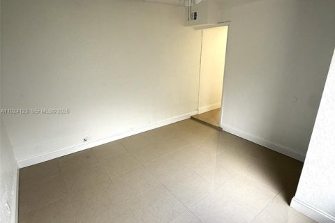 House in Lauderdale Lakes, Florida 4 bedrooms, 136.85 sq.m. № 1982644 - photo 18