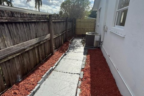 House in Lauderdale Lakes, Florida 4 bedrooms, 136.85 sq.m. № 1982644 - photo 3