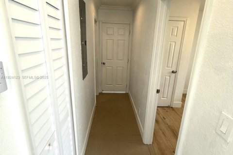 House in Lauderdale Lakes, Florida 4 bedrooms, 136.85 sq.m. № 1982644 - photo 19