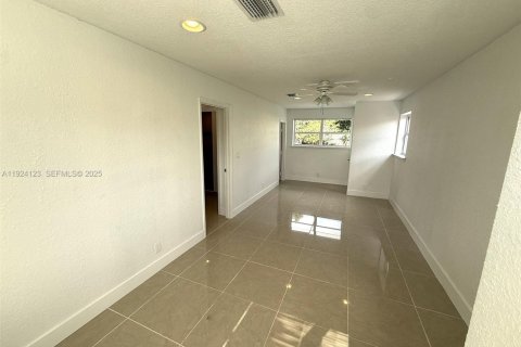 House in Lauderdale Lakes, Florida 4 bedrooms, 136.85 sq.m. № 1982644 - photo 26