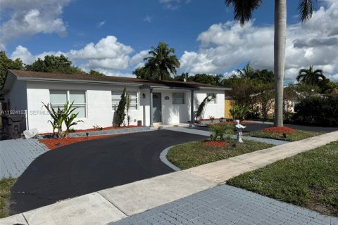 House in Lauderdale Lakes, Florida 4 bedrooms, 136.85 sq.m. № 1982644 - photo 8