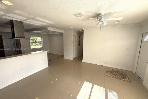 House in Lauderdale Lakes, Florida 4 bedrooms, 136.85 sq.m. № 1982644 - photo 14