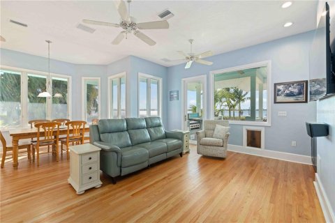 House in Palmetto, Florida 4 bedrooms, 369.1 sq.m. № 2136103 - photo 13