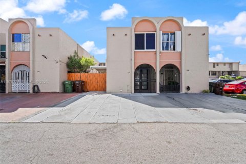 Adosado en Hialeah, Florida 3 dormitorios, 121.14 m2 № 2031037