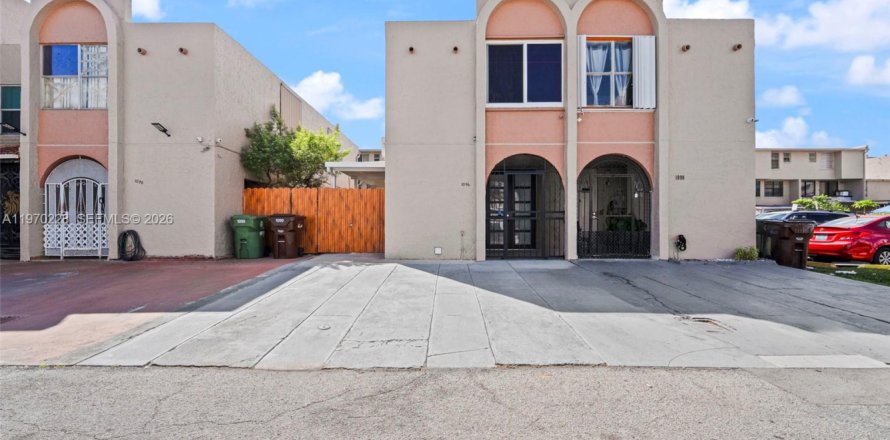 Adosado en Hialeah, Florida 3 dormitorios, 121.14 m2 № 2031037