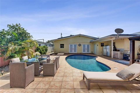 Villa ou maison à vendre à Hialeah, Floride: 4 chambres, 244.33 m2 № 1970974 - photo 1