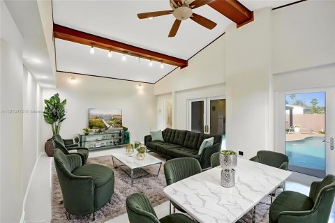 Villa ou maison à vendre à Hialeah, Floride: 4 chambres, 244.33 m2 № 1970974 - photo 2