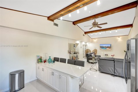 Villa ou maison à vendre à Hialeah, Floride: 4 chambres, 244.33 m2 № 1970974 - photo 9