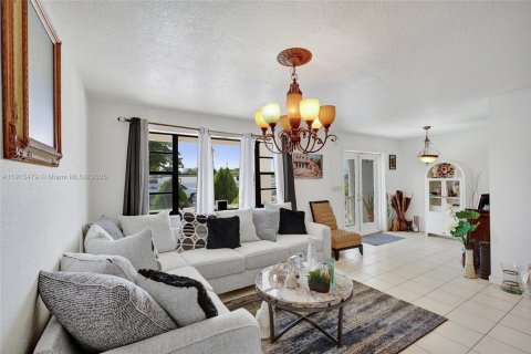 Villa ou maison à vendre à Hialeah, Floride: 4 chambres, 244.33 m2 № 1970974 - photo 24