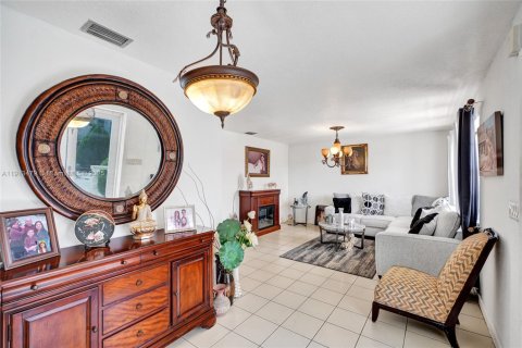 Villa ou maison à vendre à Hialeah, Floride: 4 chambres, 244.33 m2 № 1970974 - photo 21