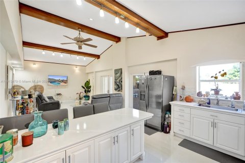 Villa ou maison à vendre à Hialeah, Floride: 4 chambres, 244.33 m2 № 1970974 - photo 8