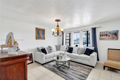 Villa ou maison à vendre à Hialeah, Floride: 4 chambres, 244.33 m2 № 1970974 - photo 23