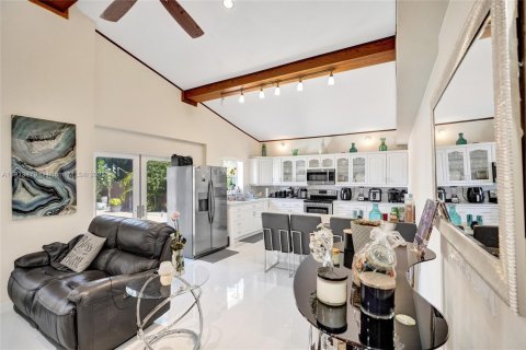 Villa ou maison à vendre à Hialeah, Floride: 4 chambres, 244.33 m2 № 1970974 - photo 28