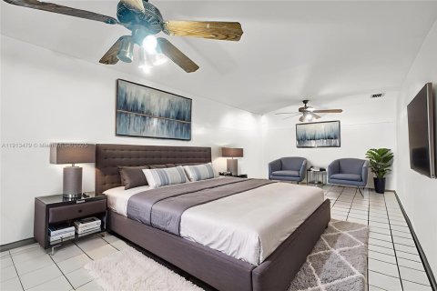 Villa ou maison à vendre à Hialeah, Floride: 4 chambres, 244.33 m2 № 1970974 - photo 6