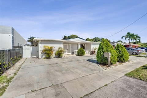 Villa ou maison à vendre à Hialeah, Floride: 4 chambres, 244.33 m2 № 1970974 - photo 20
