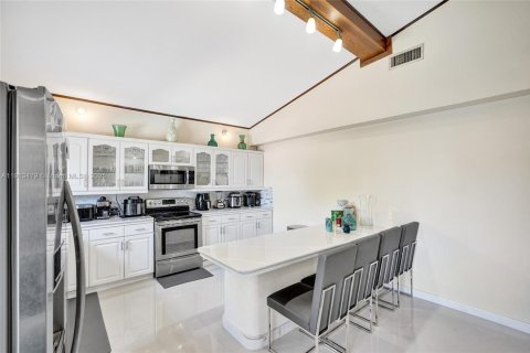 Villa ou maison à vendre à Hialeah, Floride: 4 chambres, 244.33 m2 № 1970974 - photo 29