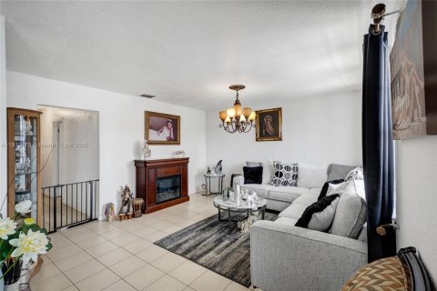 Villa ou maison à vendre à Hialeah, Floride: 4 chambres, 244.33 m2 № 1970974 - photo 22