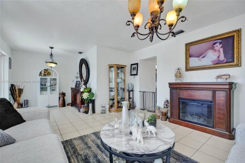 Villa ou maison à vendre à Hialeah, Floride: 4 chambres, 244.33 m2 № 1970974 - photo 25