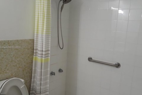 Condo in Miami Gardens, Florida, 1 bedroom  № 1867808 - photo 4