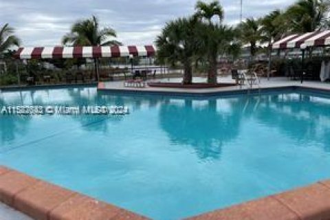 Condo in Miami Gardens, Florida, 1 bedroom  № 1867808 - photo 3