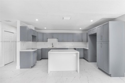 Casa en alquiler en Miami, Florida, 5 dormitorios, 158.31 m2 № 2027292 - foto 8