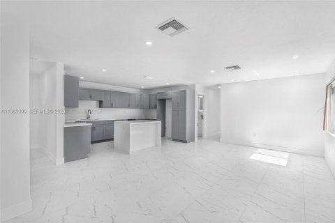 Casa en alquiler en Miami, Florida, 5 dormitorios, 158.31 m2 № 2027292 - foto 7