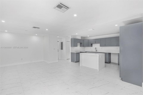 Casa en alquiler en Miami, Florida, 5 dormitorios, 158.31 m2 № 2027292 - foto 6