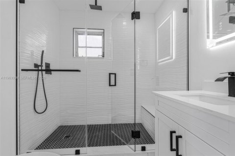 Casa en alquiler en Miami, Florida, 5 dormitorios, 158.31 m2 № 2027292 - foto 25