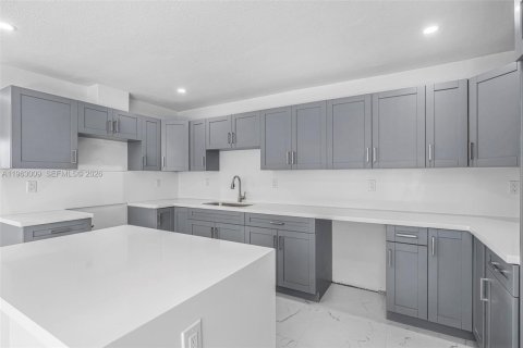 Casa en alquiler en Miami, Florida, 5 dormitorios, 158.31 m2 № 2027292 - foto 9