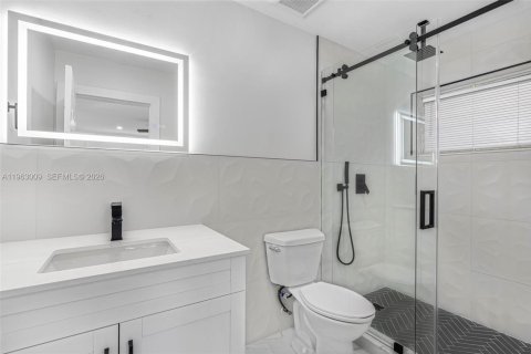 Casa en alquiler en Miami, Florida, 5 dormitorios, 158.31 m2 № 2027292 - foto 13