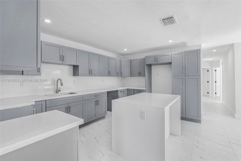 Casa en alquiler en Miami, Florida, 5 dormitorios, 158.31 m2 № 2027292 - foto 10