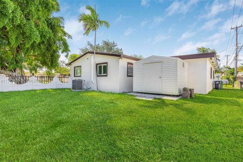 Casa en alquiler en Miami, Florida, 5 dormitorios, 158.31 m2 № 2027292 - foto 27