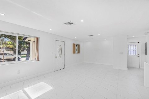 Casa en alquiler en Miami, Florida, 5 dormitorios, 158.31 m2 № 2027292 - foto 5