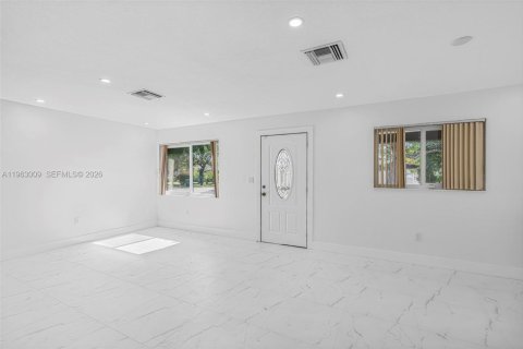 Casa en alquiler en Miami, Florida, 5 dormitorios, 158.31 m2 № 2027292 - foto 4