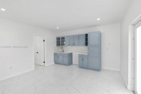 Casa en alquiler en Miami, Florida, 5 dormitorios, 158.31 m2 № 2027292 - foto 21