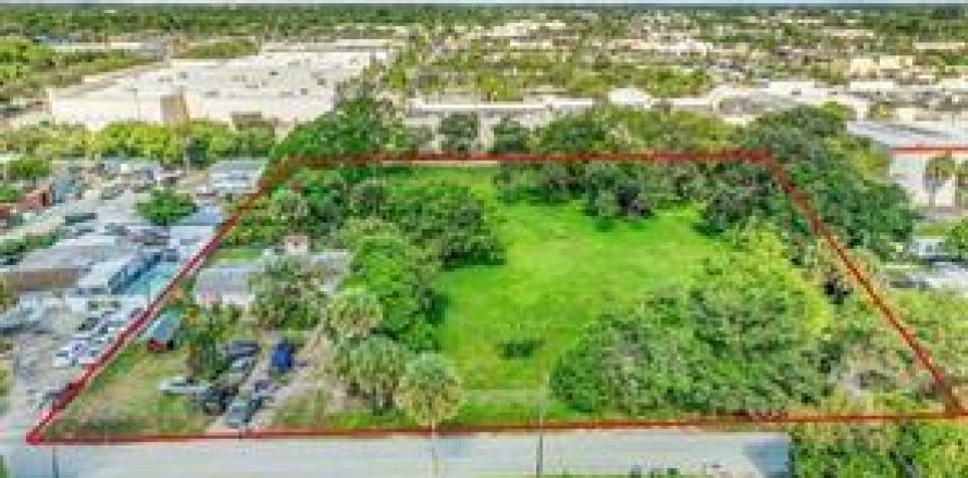 Commercial property in West Palm Beach, Florida № 2082060