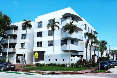 Condo in Miami Beach, Florida, 2 bedrooms  № 1952830 - photo 1