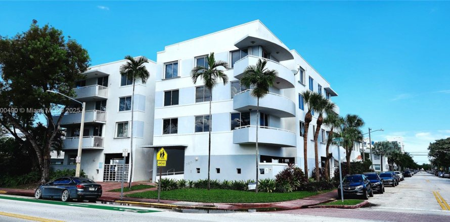 Condo in Miami Beach, Florida, 2 bedrooms  № 1952830