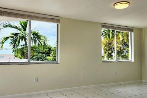 Condo in Miami Beach, Florida, 2 bedrooms  № 1952830 - photo 12